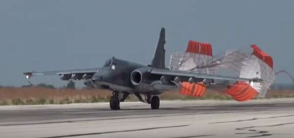 Su-25 russo na base aérea de Latakia, na Síria - Sputnik Brasil