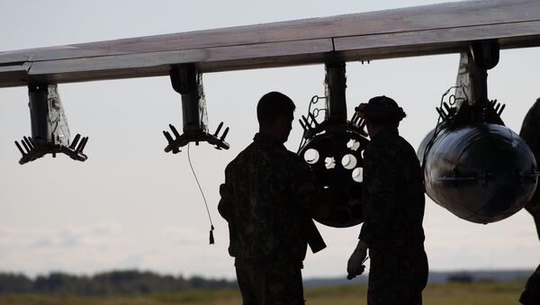 Servicemen near Su-25 aircraft - Sputnik Brasil