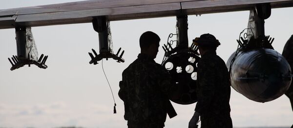 Servicemen near Su-25 aircraft - Sputnik Brasil