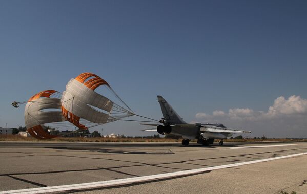 Pilotos militares russos na base aérea de Khmeimim na Síria - Sputnik Brasil