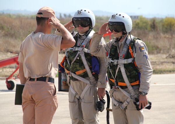 Pilotos militares russos na base aérea de Khmeimim na Síria - Sputnik Brasil