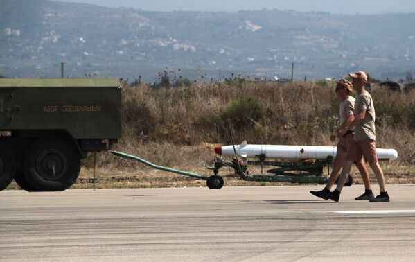 Pilotos militares russos na base aérea de Khmeimim na Síria - Sputnik Brasil