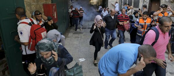 Palestinian protesters run away as Israeli police throw a stun grenade in Jerusalem's Old City September 28, 2015 Palestinian protesters run away as Israeli police throw a stun grenade in Jerusalem's Old City September 28, 2015 - Sputnik Brasil