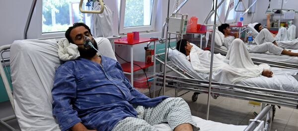 Um membro da MSF ferido durante ataque aéreo dos EUA no hospital em Kunduz recebe tratamento em Cabul, Afeganistão - Sputnik Brasil