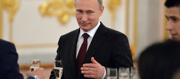 Presidente russo Vladimir Putin assiste à cerimónia de homenagem da equipa de hóquei russa, 27 de maio de 2014 - Sputnik Brasil