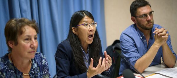 Joanne Liu (centro), presidente internacional da MSF, fala em uma coletiva em Genebra em 7 de outubro sobre o ataque em Kunduz - Sputnik Brasil