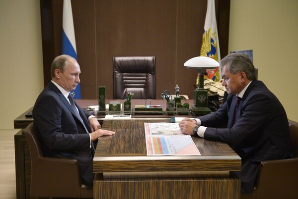 Vladimir Putin e Sergei Shoigu em 7 de outubro Vladimir Putin e Sergei Shoigu em 7 de outubro - Sputnik Brasil