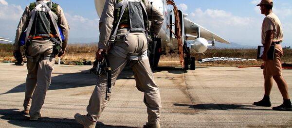 Pilotos russos ao lado de um caça Su-24 na Síria - Sputnik Brasil