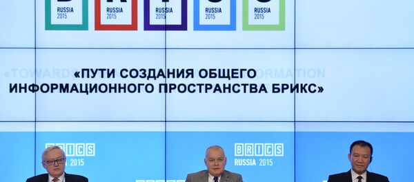 Participantes do fórum “Vias de Criação de um Espaço Informacional Comum dos BRICS”, 8 de outubro de 2015 Participantes do fórum “Vias de Criação de um Espaço Informacional Comum dos BRICS”, 8 de outubro de 2015 - Sputnik Brasil