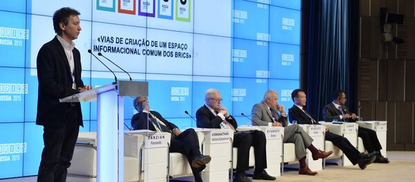 Participantes do fórum “Para a Criação de um Espaço de Informação Comum aos Países BRICS”, 8 de outubro de 2015 - Sputnik Brasil