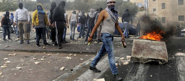 Stone-throwing Palestinians clash with Israeli police in Sur Baher, a village in the suburbs of Arab east Jerusalem, October 7, 2015 - Sputnik Brasil