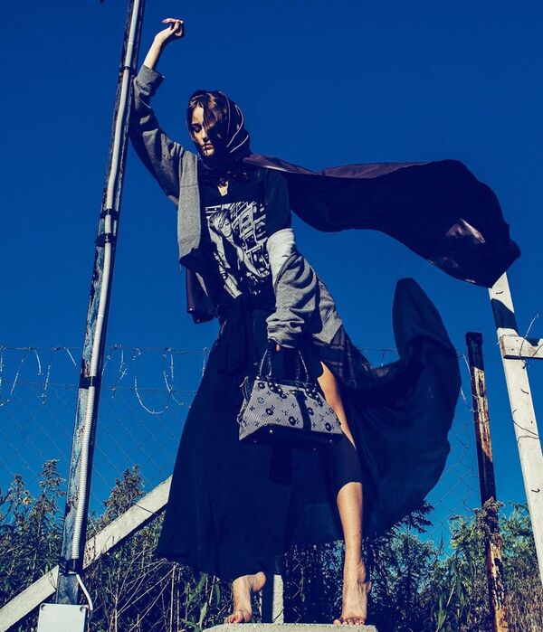 Der Migrant, foto de Norbert Baksa. Modelo: Monika Jablonczky. Estilo: Mark Kiss. Maquilhagem: Emese Balla. - Sputnik Brasil