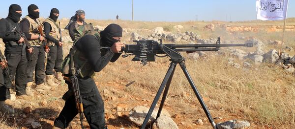 Rebeldes do Primeiro Batalhão sob o grupo de oposição Exército Livre da Síria participam de treinamento militar em 10 de junho de 2015, nos arredores de Aleppo. - Sputnik Brasil