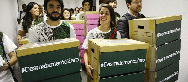 Artistas e representantes de movimentos sociais entregam as assinaturas de apoio ao projeto Desmatamento Zero no Congresso Nacional - Sputnik Brasil