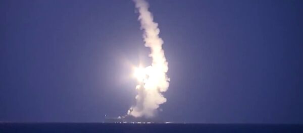 Lançamento de mísseis de cruzeiro russos dos navios da Frota do Mar Cáspio para atacar as posições do Estado Islâmico na Síria - Sputnik Brasil