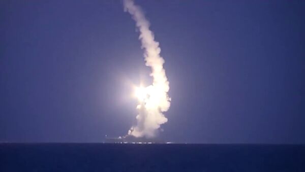 Lançamento de mísseis de cruzeiro russos dos navios da Frota do Mar Cáspio para atacar as posições do Estado Islâmico na Síria - Sputnik Brasil