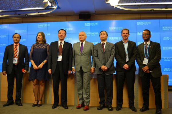 Chefes dos principais órgãos de comunicação dos países BRICS no Fórum “Vias de Criação de um Espaço Informacional Comum dos BRICS”, 8 de outubro de 2015 Chefes dos principais órgãos de comunicação dos países BRICS no Fórum “Vias de Criação de um Espaço Informacional Comum dos BRICS”, 8 de outubro de 2015 - Sputnik Brasil