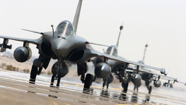 Caças Rafale da Força Aérea da França se prerarem apoiar a coalizão internacional contra o Estado Islâmico, 27 de setembro de 2015 - Sputnik Brasil