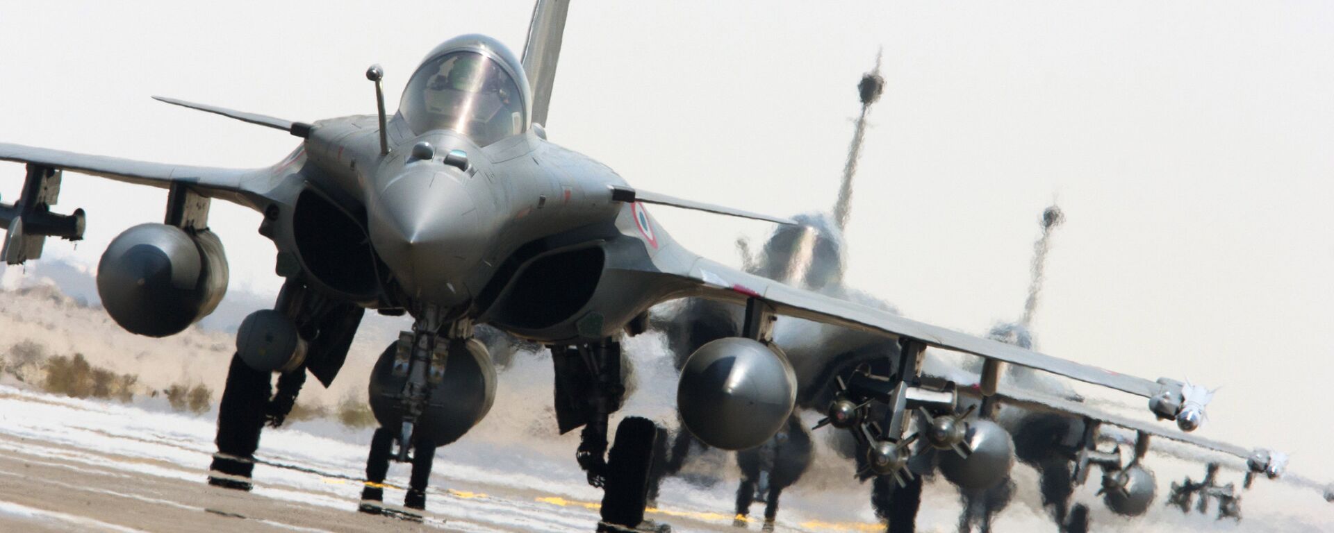 Caças Rafale da Força Aérea da França se prerarem apoiar a coalizão internacional contra o Estado Islâmico, 27 de setembro de 2015 - Sputnik Brasil, 1920, 05.05.2025