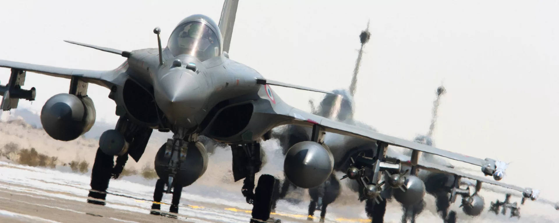 Caças Rafale da Força Aérea da França se prerarem apoiar a coalizão internacional contra o Estado Islâmico, 27 de setembro de 2015 - Sputnik Brasil, 1920, 05.05.2025