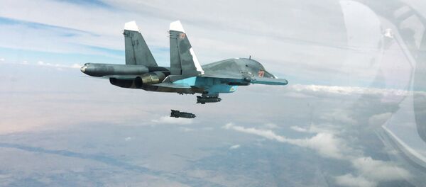 Caça russo Su-34 em missão na Síria - Sputnik Brasil