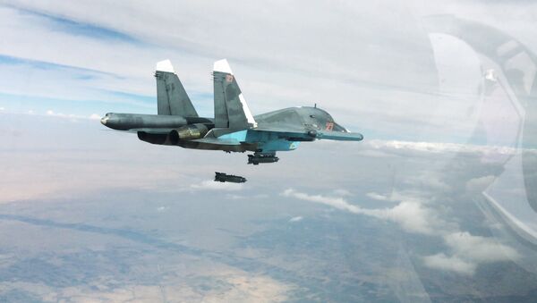Caça-bombardeiro Su-34 durante missão na Síria - Sputnik Brasil