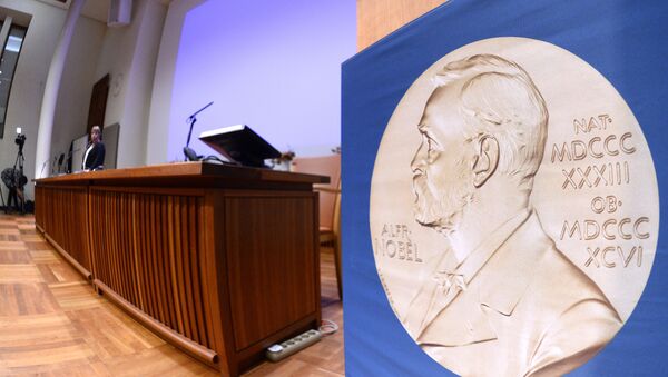 A medalha do prêmio Nobel decorada com a imagem de seu idealizador, Alfred Nobel - Sputnik Brasil