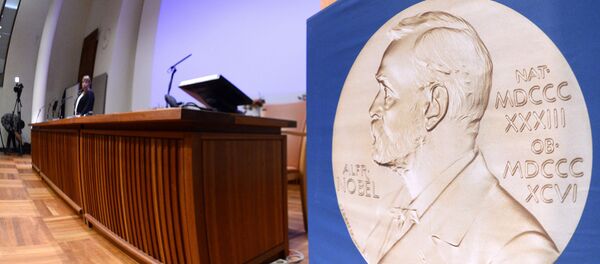 A medalha do prêmio Nobel decorada com a imagem de seu idealizador, Alfred Nobel - Sputnik Brasil