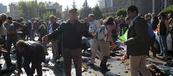 A man reacts after an explosion during a peace march in Ankara, Turkey, October 10, 2015 A man reacts after an explosion during a peace march in Ankara, Turkey, October 10, 2015 - Sputnik Brasil