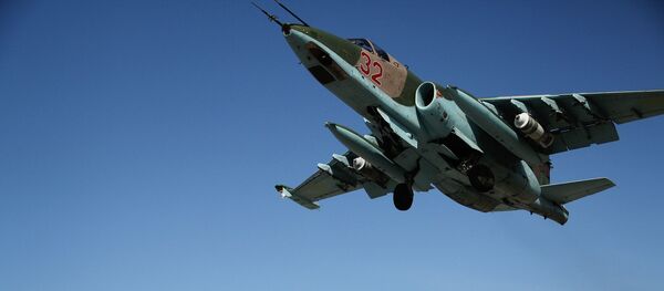 Caças russos Su-25 decolam da base aérea de Khmeimim na Síria. - Sputnik Brasil