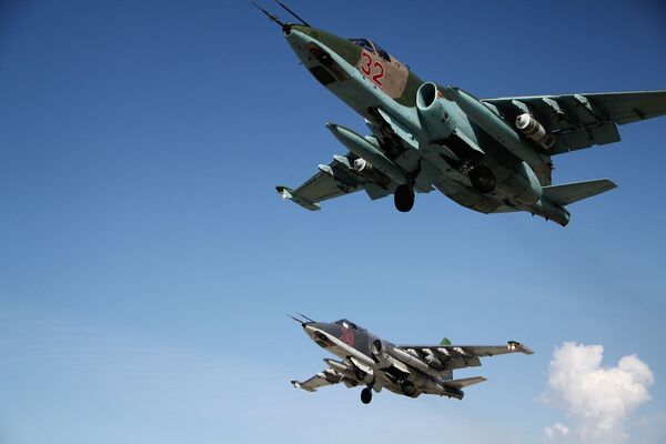 Caças russos Su-25 decolam da base aérea de Khmeimim na Síria. - Sputnik Brasil