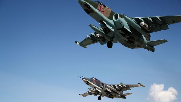 Caças russos Su-25 decolam da base aérea de Hmeymim na Síria - Sputnik Brasil