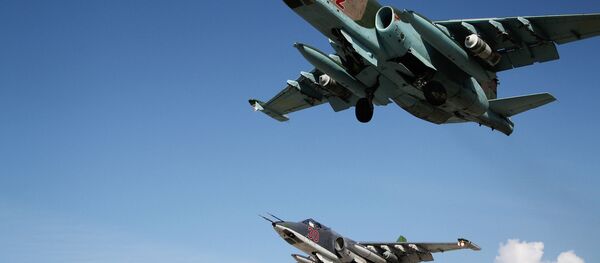 Caças russos Su-25 decolam da base aérea de Khmeimim na Síria. - Sputnik Brasil
