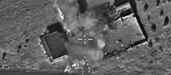 As aeronaves das Forças Aeroespaciais russas atacam as posições do grupo terrorista Estado Islâmico na Síria. Depois do impacto direto da bomba foi destruído material bélico dos terroristas. - Sputnik Brasil