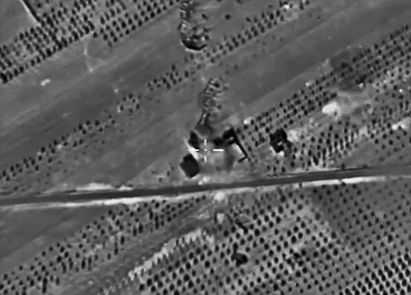 As aeronaves das Forças Aeroespaciais russas atacam as posições do grupo terrorista Estado Islâmico na Síria. Depois do impacto direto da bomba foi destruído material bélico dos terroristas. - Sputnik Brasil