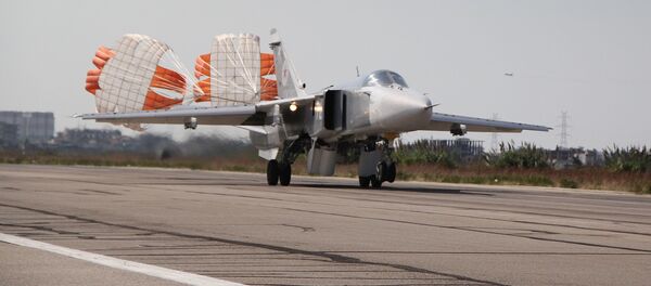 Caça russo Su-24 aterrissa na base aérea de Khmeimim na Síria. - Sputnik Brasil