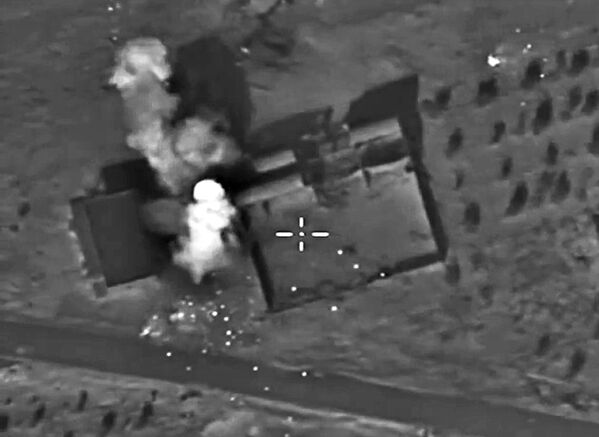 As aeronaves das Forças Aeroespaciais atacam as posições do grupo terrorista Estado Islâmico na Síria. Ataques localizados destruiram o equipamento militar dos terroristas, e os depósitos de combustivel. - Sputnik Brasil