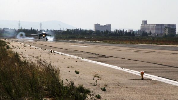 Caça russo Su-34 aterrissa na base aérea de Khmeimim na Síria.  - Sputnik Brasil