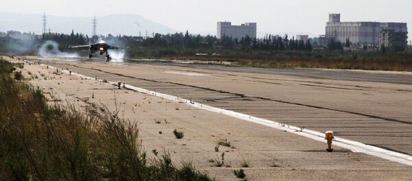 Caça russo Su-34 aterrissa na base aérea de Khmeimim na Síria. Caça russo Su-34 aterrissa na base aérea de Khmeimim na Síria. - Sputnik Brasil
