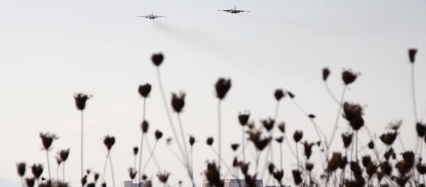 Caças russos Su-25 no céu sobre a base aérea de Khmeimim na Síria. - Sputnik Brasil
