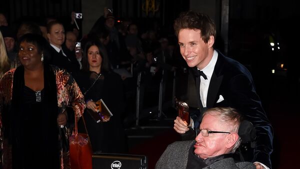 Stephen Hawking e Eddie Redmayne - Sputnik Brasil