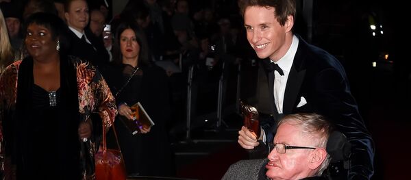 Stephen Hawking e Eddie Redmayne - Sputnik Brasil