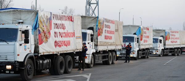 Comboio com ajuda humanitária russa parte para o leste ucraniano Comboio com ajuda humanitária russa parte para o leste ucraniano - Sputnik Brasil