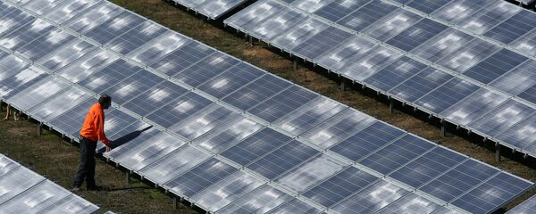 Manutenção de baterias solares no norte da Espanha Manutenção de baterias solares no norte da Espanha - Sputnik Brasil