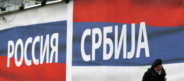 Um homem passa perto da cartaz com inscrições Rússia e Sérvia, 17 de outubro de 2014 - Sputnik Brasil