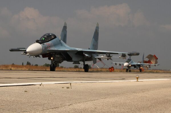 Caça russo Su-30 na base aérea na Síria - Sputnik Brasil