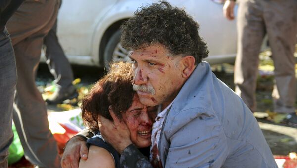 An injured man hugs an injured woman after an explosion during a peace march in Ankara, Turkey, October 10, 2015 - Sputnik Brasil