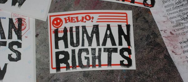 Cartazes com inscrições Direitos humanos - Sputnik Brasil