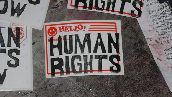 Cartazes com inscrições Direitos humanos - Sputnik Brasil