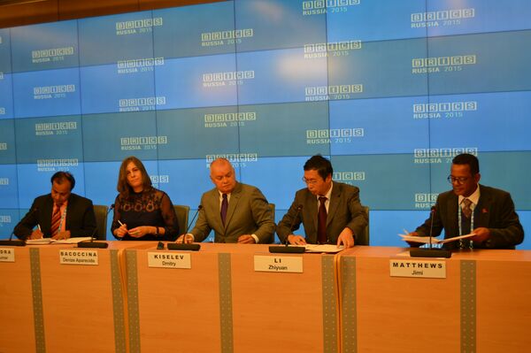 Representantes da mídia dos BRICS durante assinatura de memorando em Moscou - Sputnik Brasil